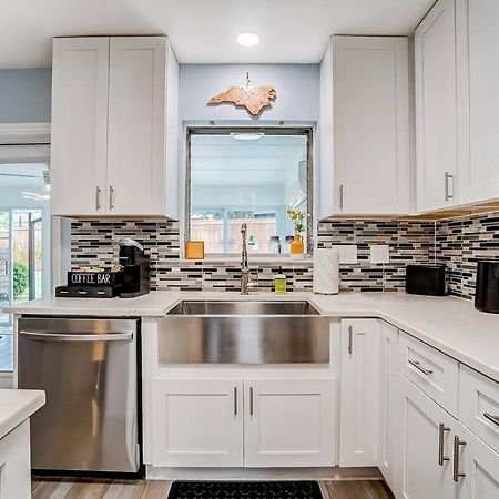 Poolside Bungalow With Fire Pit Fun And King Suite Charlotte Luaran gambar