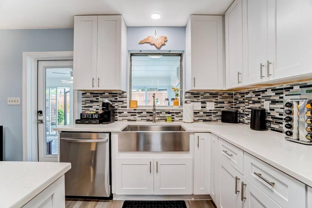 Poolside Bungalow With Fire Pit Fun And King Suite Charlotte Luaran gambar
