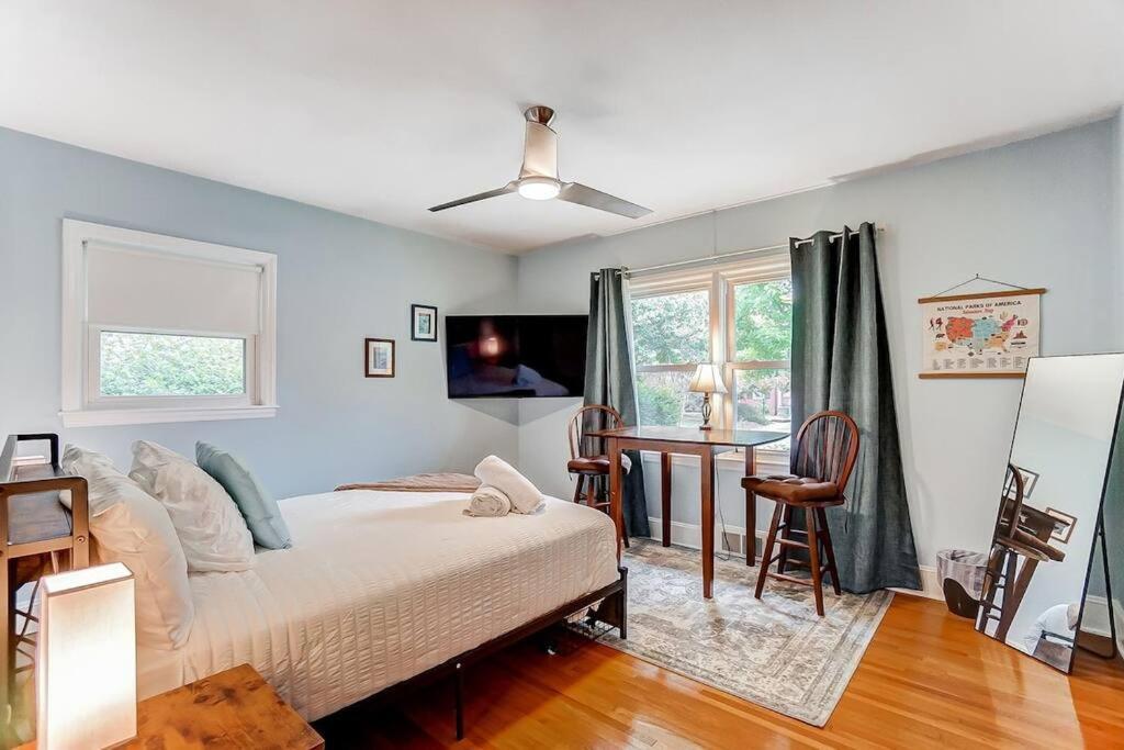 Poolside Bungalow With Fire Pit Fun And King Suite Charlotte Luaran gambar