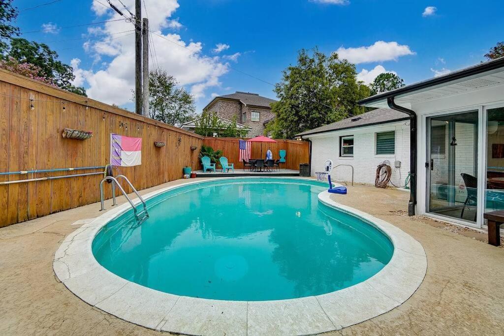 Poolside Bungalow With Fire Pit Fun And King Suite Charlotte Luaran gambar