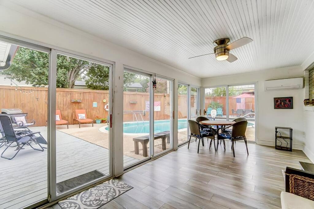 Poolside Bungalow With Fire Pit Fun And King Suite Charlotte Luaran gambar